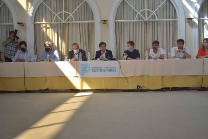 Kicillof en Tandil: encuentro con sectores productivos, entrega de patrulleros y tercera dosis libre para mayores de 30